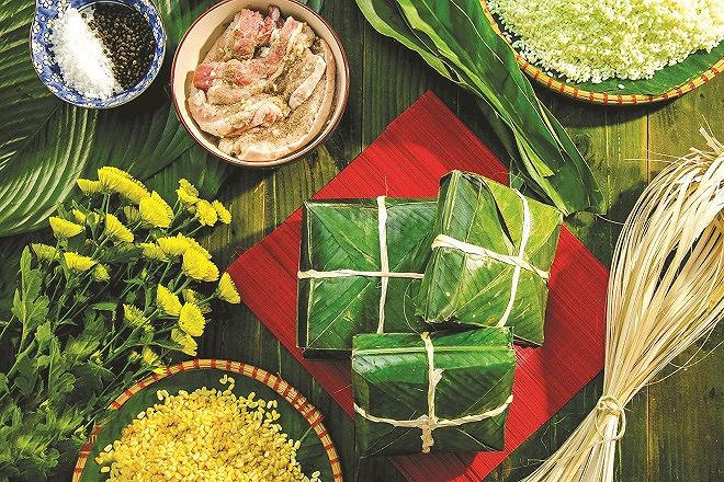 Còn có những triết lý sống đằng sau chiếc bánh chưng và việc gia đình sum họp quanh nồi bánh chưng.