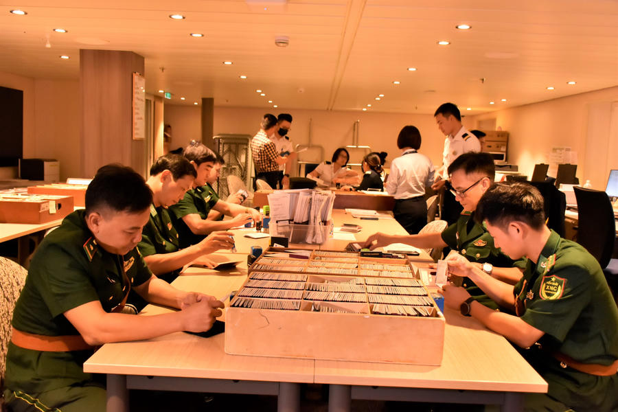 Lực lượng Ban Chỉ huy Biên phòng Cửa khẩu Cảng Bà Rịa-Vũng Tàu đóng dấu thẻ đi bờ cho du khách.