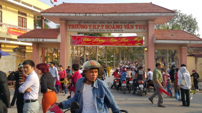 Trường THPT Hoàng Văn Thụ, huyện Vụ Bản cũng được “trưng dụng” để làm bãi gửi xe.