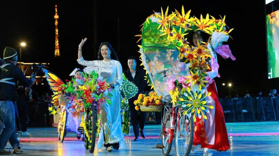 Trình diễn xe đạp hoa tại Lễ bế mạc Festival Hoa Đà Lạt lần thứ X. Ảnh: Báo Lâm Đồng