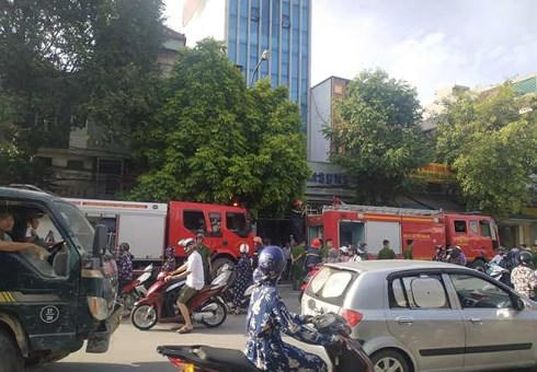 Trong quá trình tham gia khống chế đám cháy, 1 chiến sĩ cảnh sát PCCC đã ngã từ tầng 2 xuống đất