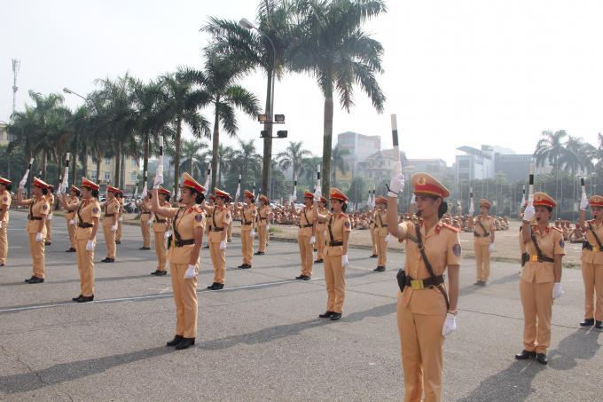 Những nữ CSGT đứng nghi&ecirc;m chỉnh, thẳng h&agrave;ng biểu diễn phần thi điều lệnh giao th&ocirc;ng.