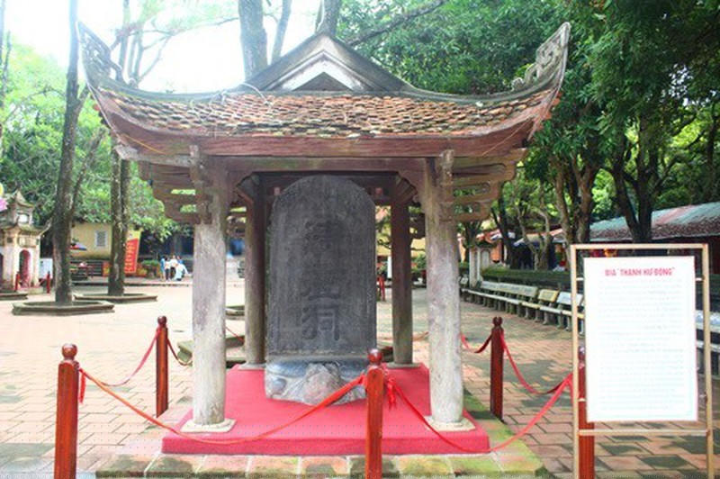 Bia Thanh Hư Động ở sân chùa Côn Sơn