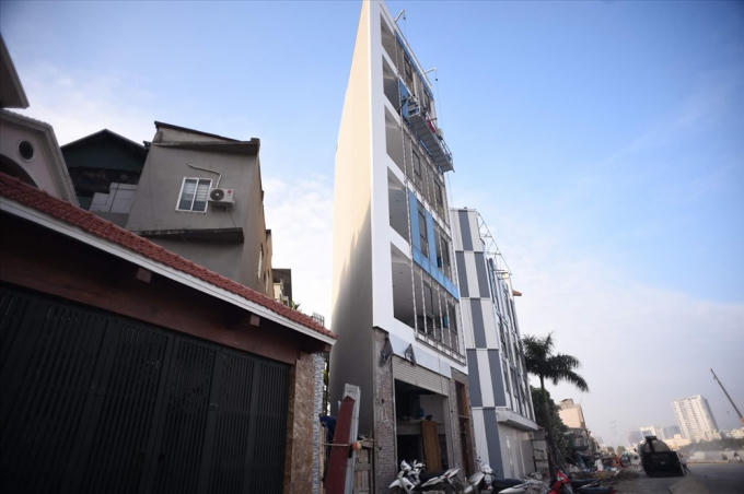 Nhiều ngôi nhà được thiết kế với kiến trúc lạ, nối tiếp nhau gần khu vực ngã tư Cổ Nhuế giao với Phạm Văn Đồng.