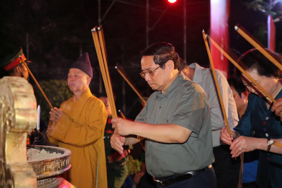 Thủ tướng Chính phủ Phạm Minh Chính thắp nến tri ân các Anh hùng liệt sĩ tại Nghĩa trang liệt sĩ quốc gia Trường Sơn.