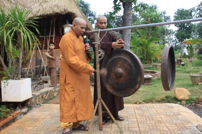 T.Thích Tấn đánh chiêng khai mạc buổi lễ.