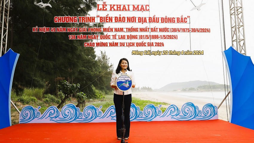 Bà Nguyễn Thu Hương - Phó Chủ tịch UBND TP Móng Cái phát biểu khai mạc chương trình"Biển đảo nơi địa đầu tổ quốc".