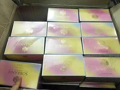 Thùng thuốc lá nhãn hiệu Sobranie đang được đối tượng Dũng vận chuyển mang đi tiêu thụ. (Ảnh: Đông Bắc)