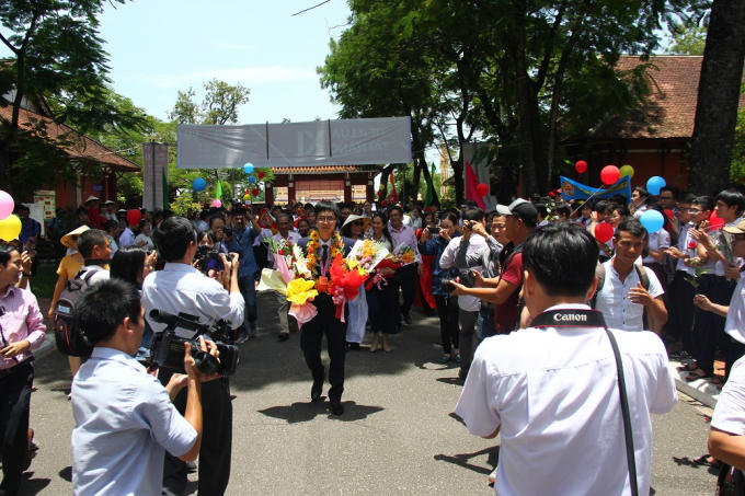 Đông đảo bạn bè, người thân cùng các Phóng viên Báo chí hân hoan chào đón Đông Hưng tại Trường Quốc họ Huế.