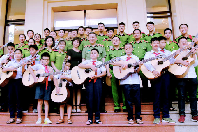 Bộ trưởng T&ocirc; L&acirc;m c&ugrave;ng c&aacute;c đại biểu v&agrave; c&aacute;c em học sinh khiếm thị.&nbsp;