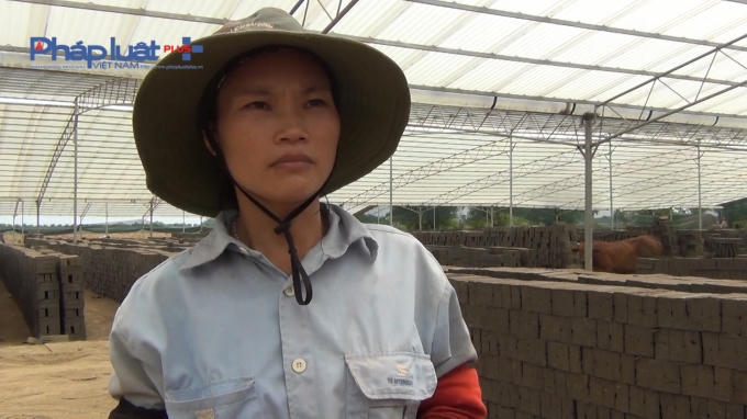 Chị Hoàng Thị Hữu, công nhân làm việc tại lò gạch công nghệ Hoffman (lò đốt bằng điện) cảm thấy an toàn và không ô nhiễm như ở lò công nghệ thủ công (lò úp vung).