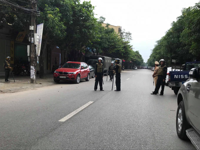 Lực lượng chức năng chốt chặn trên tuyến đường dẫn đến ngôi nhà nơi đối tượng cố thủ.