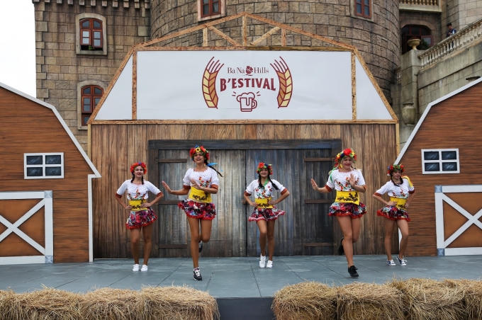 Lễ hội càng sôi động hơn với các tiết mục nghệ thuật biểu diễn và nghệ thuật đường phố đặc sắc do đoàn nghệ sĩ châu Âu thể hiện.