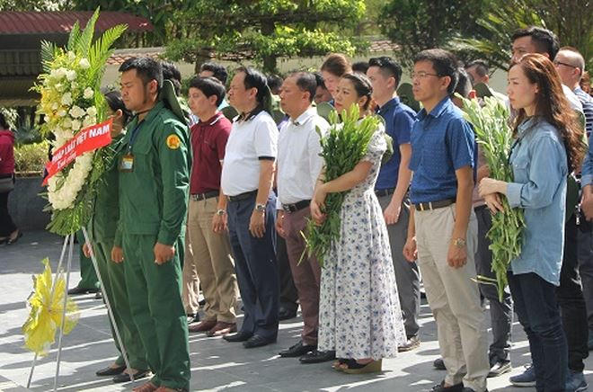 Đoàn công tác Báo PLVN thành kính dâng hoa tại Ngã ba Đồng Lộc