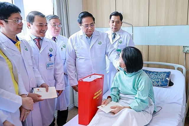 Thủ tướng Phạm Minh Chính thăm hỏi sức khỏe bệnh nhân được ghép tạng. Ảnh: VGP/Nhật Bắc