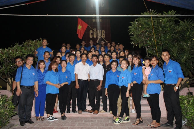 Đội tình nguyện cùng với các ban ngành, đoàn thể của xã chụp ảnh lưu niệm tại Nghĩa trang liệt sỹ. Ảnh Xị Nguyễn