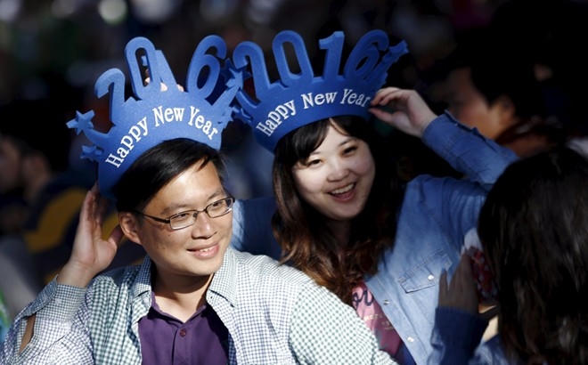 Người dân ở Sydney, Australia, đội mũ có dòng chữ 2016 đã sẵn sàng chào đón năm mới. Ảnh: Reuters