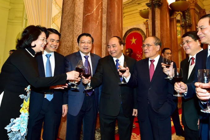 Các lãnh đạo nâng ly chúc mừng năm mới.