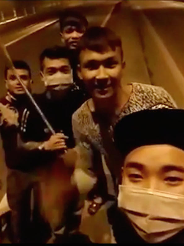 Nhóm thanh niên chặn xe ô tô "xin đểu", livestream khoe chiến tích trên Facebook. Ảnh cắt từ clip.