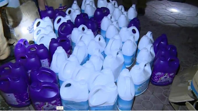 Lực lượng chức năng phát hiện trên xe chở gần 70 thùng dầu xả vải và nước rửa chén nhập ngoại có giá trị hàng chục triệu đồng.