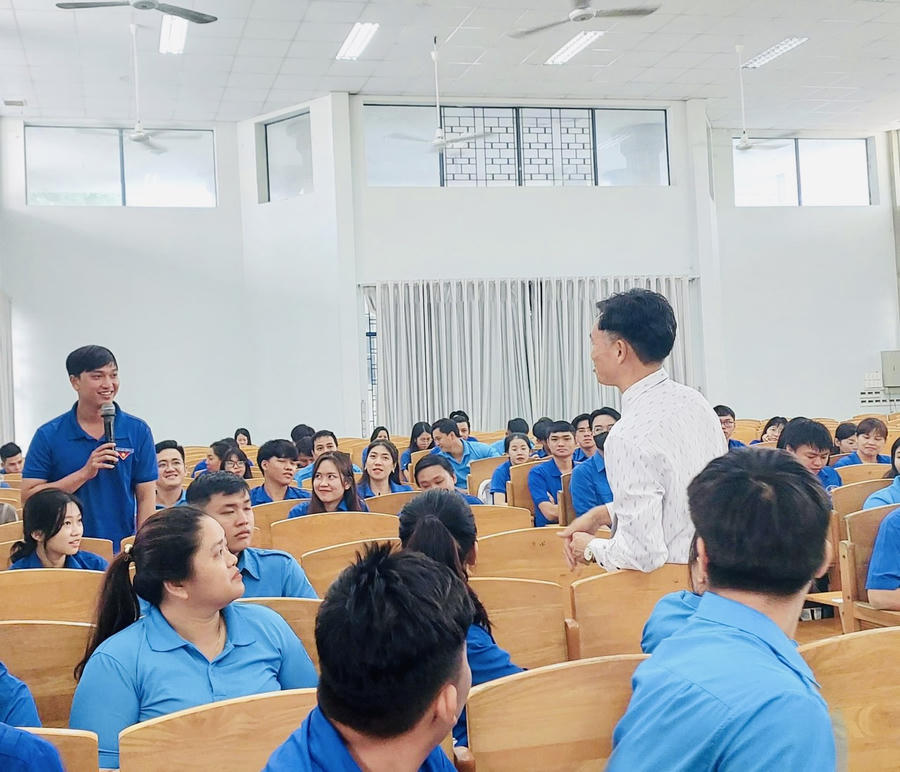 Cán bộ Hội LHTN phát biểu ý kiến tại buổi tập huấn.