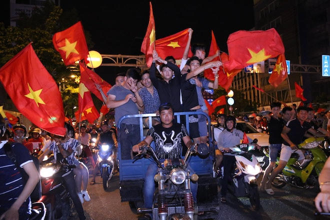 Người hâm mộ đã vỡ òa cảm xúc, "đi bão" khắp đường phố Sài Gòn.