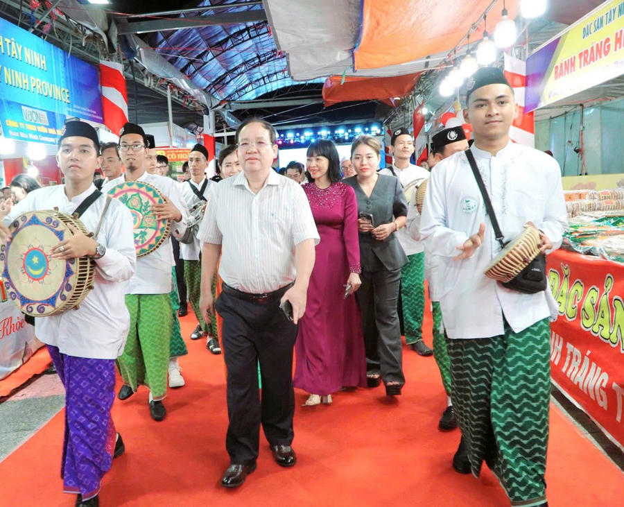Phó Chủ tịch Thường trực UBND tỉnh An Giang Nguyễn Thanh Phong cùng đại biểu tham quan các gian hàng tại ngày hội