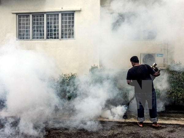 Phun thuốc khử trùng nhằm ngăn chặn sự lây lan của virus Zika tại Kuala Lumpur, Malaysia. Nguồn: EPA/TTXVN
