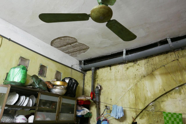 Nhà luôn trong tình trạng ẩm mốc, thậm chí phải bố trí máng nước trong nhà để hứng nước mưa từ trên mặt cầu đường sắt chảy xuống. Chị Hương cho biết, sống trong ngôi nhà tạm bợ đã nhiều năm nhưng không thể sửa vì liên quan đến hành lang an toàn đường sắt.