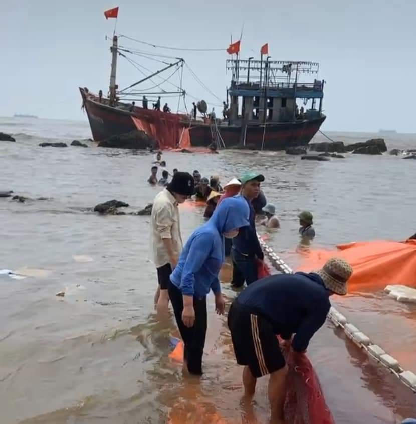 Tàu cá bị thủng, hư hỏng nặng