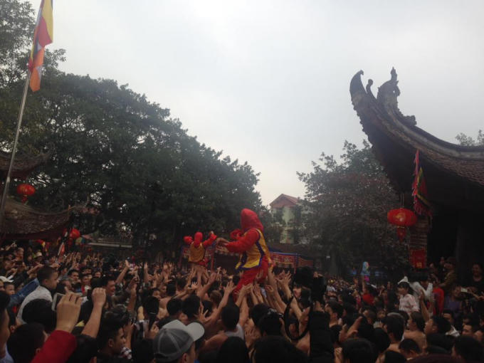 Ông Quan đám ( khăn đỏ) được con cháu trong dòng tộc nâng cao để "biểu diễn"khẳng định sức bền bỉ.