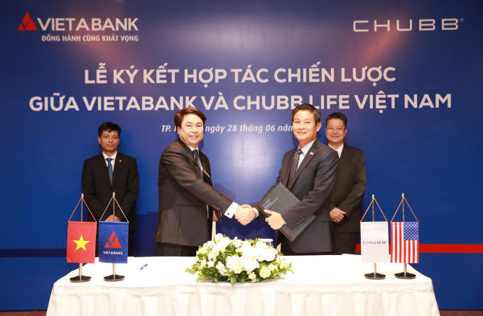Đại diện Chubb Life Việt Nam và VietABank tại buổi lễ ký kết hợp tác chiến lược.