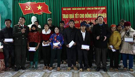 Báo CAND và Ngân hàng BIDV cùng Công an tỉnh Hà Giang trao quà Tết cho đồng bào nghèo xã Thuận Hòa.