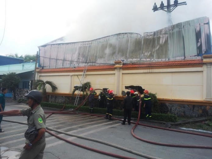 Hàng chục lính cứu hỏa đã làm việc với tinh thần quyết tâm cao độ