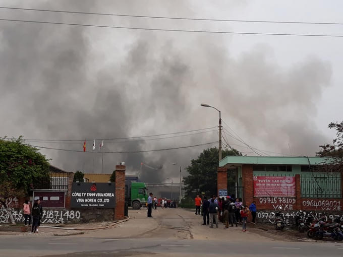 Khoảng hơn 3h, ngọn lửa lan nhan sang các kho phân xưởng chứa vải (Ảnh: Đào Tấn)