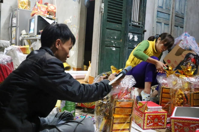 Gần Tết, các sản phẩm hàng mã gồm cả đồ ông Công ông Táo bán chạy, anh Hải phải từ chối nhiều đơn đặt hàng do không còn đủ thời gian.