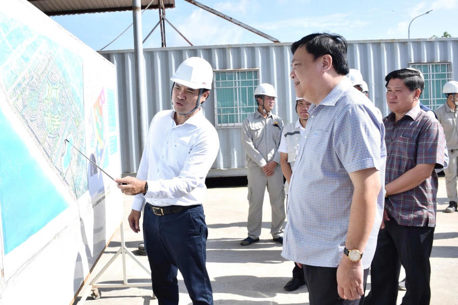 Ông Phạm Thành Ngại – Phó Bí thư Tỉnh ủy, Chủ tịch UBND tỉnh (thứ nhất hàng đầu, bên phải) cùng ông Lê Văn Sử – Phó Chủ tịch UBND tỉnh, xem xét bản đồ quy hoạch dự án Khu đô thị du lịch sinh thái hỗn hợp.