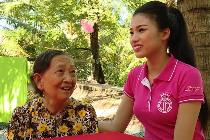 Hoa hậu Việt Nam 2016: Trấn Thành ôm chầm thí sinh giống Hoa hậu Nguyễn Thị Huyền để tỏ lòng ngưỡng mộ