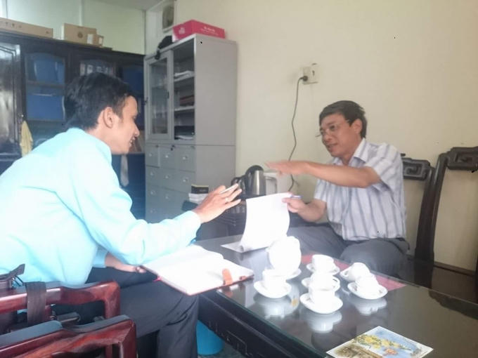 Ông Ngô Thông – Giám đốc Ban quản lý Đầu tư &amp; Xây dựng Thủy Lợi 5 (Bên phải) trao đổi với Pháp luật Plus.