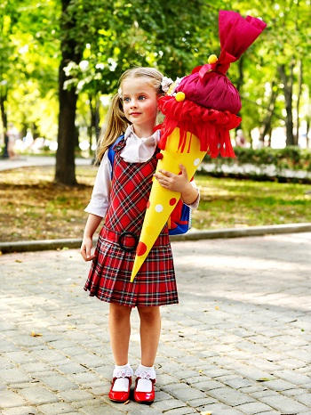 Schultuete chứa rất nhiều thứ thú vị, khiến trẻ thích thú. Ảnh: Pinterest