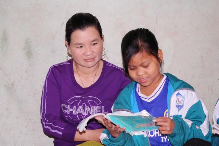 Những khi rảnh, vợ chồng bác sỹ Thiện lại hướng dẫn các cháu học sinh học bài rồi làm bài tập