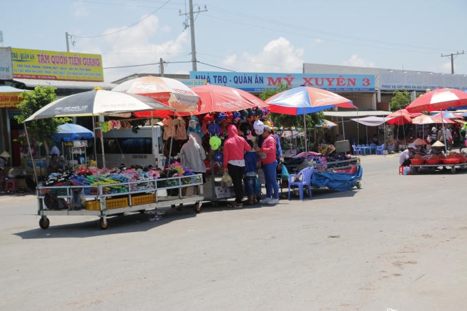 Cảnh bát nháo lộn xộn trước cổng vào khu Phật Bà đã làm mất đi vẻ tôn nghiêm, linh thiêng, đáng lẻ ra du khách thập phương đến đây để thanh tịnh, cầu bình an, sức khỏe, làm ăn phát tài cho gia đình mình, nhưng du khách để đây chỉ để nghe một thứ âm thanh hỗn tạp xuất phát từ cái chợ tự phát này sao.