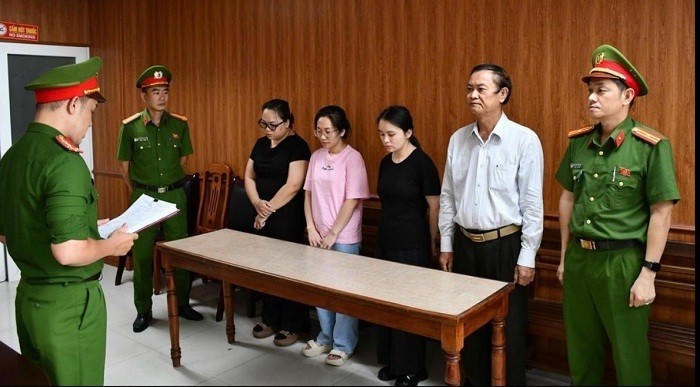 Khởi tố giám đốc và hàng loạt nhân viên phòng khám vì lừa dối khách hàng.