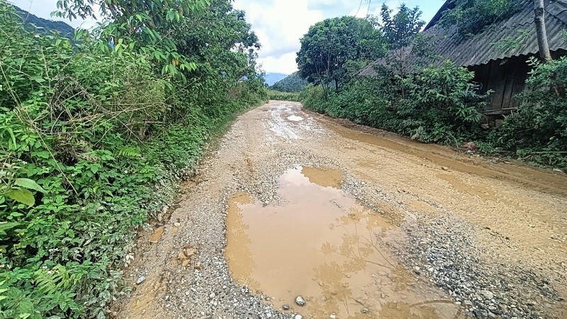 Tuyến đường vốn được đầu tư xây dựng bằng nguồn ngân sách Nhà nước giờ gần như đã bị hư hỏng hoàn toàn.