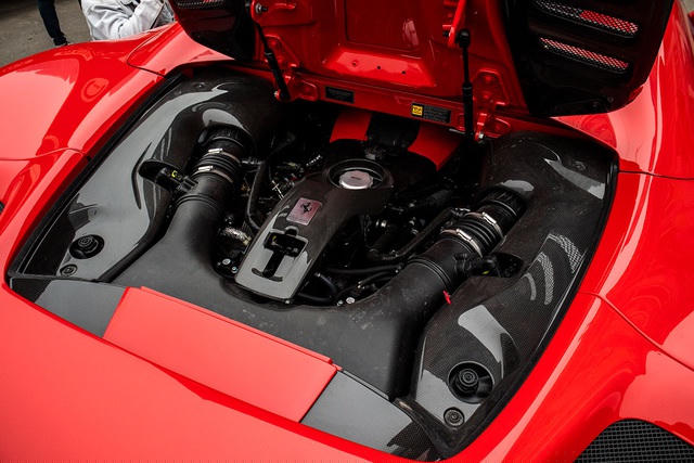 Tương tự F8 Tributo, Ferrari F8 Spider 2021 có