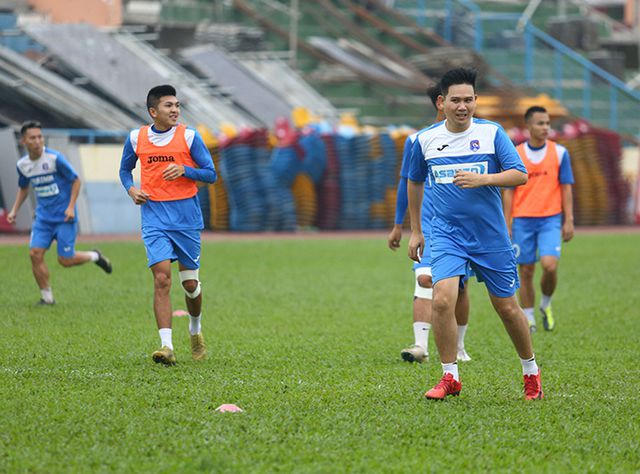 Bầu Tam có mặt trên sân tập cùng đội Than Quảng Ninh.
