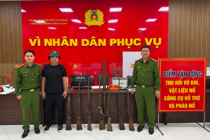 Lực lượng chức năng Công an địa phương tiếp nhận lô súng từ người dân.