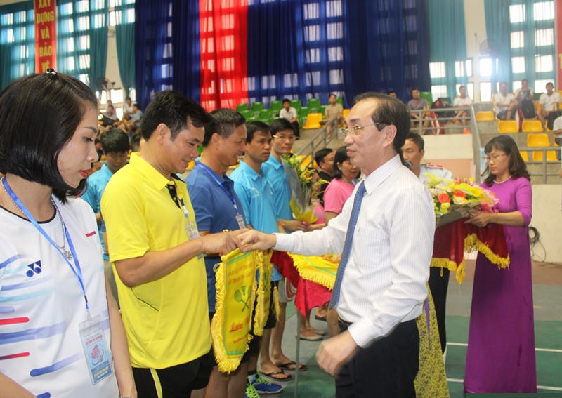 Phó Tổng Thanh tra Chính phủ Đặng Công Huẩn tặng hoa và cờ lưu niệm cho các đoàn VĐV tham dự giải