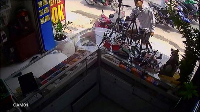 Ngày 1-4, tên trộm đột nhập vào cửa hàng điện thoại cuỗm xe AirBlade.