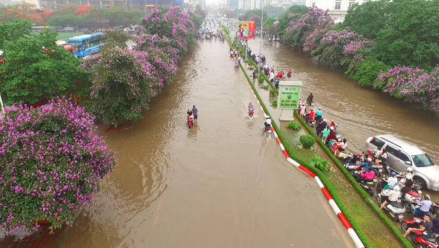 Nhiều tuyến phố Thủ đô biến thành sông sau mưa lớn (Ảnh: Hà Trang)